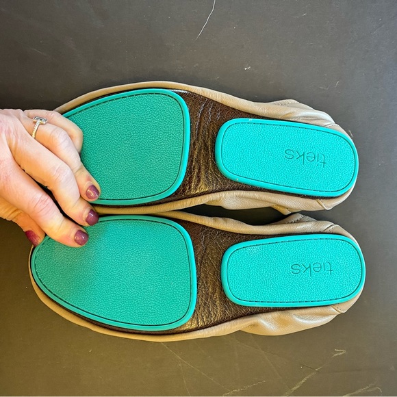 NIB Tieks Taupe Size 9 - Picture 3 of 5